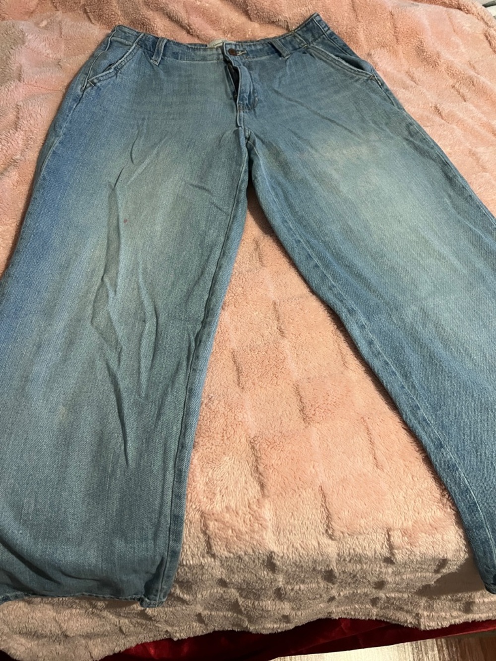Universal Thread Women's Straight Leg Jeans in Light Blue Wash